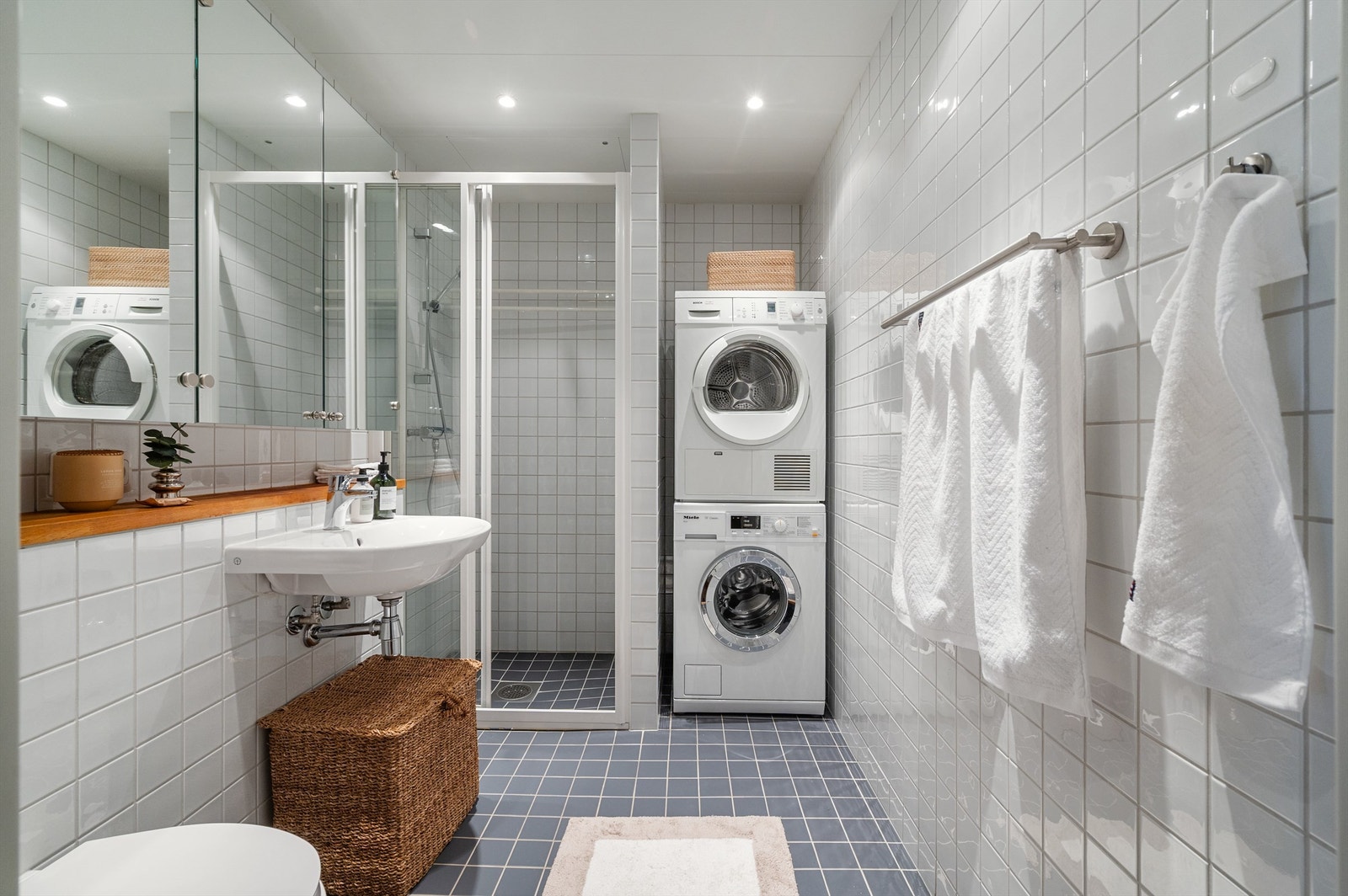 Badet er moderne, med fliser på vegger og gulv, supplert med elektrisk gulvvarme for en behagelig start på dagen. Galleribilde