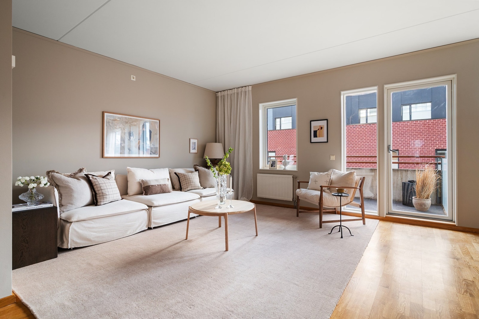 Overflatene er holdt i duse og behagelige nyanser. Galleribilde