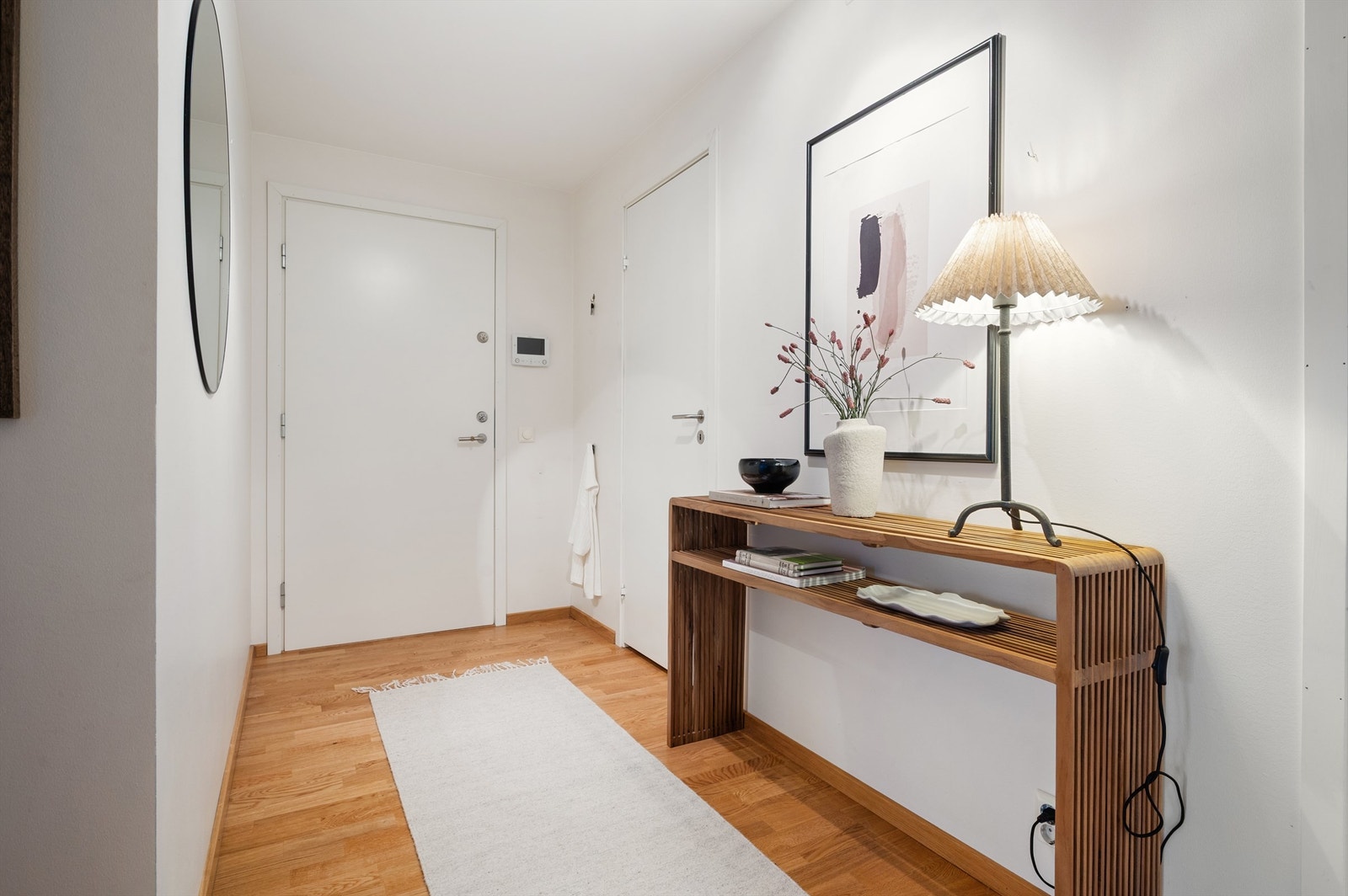 Her er det god plass til å henge fra seg yttertøyet. Galleribilde