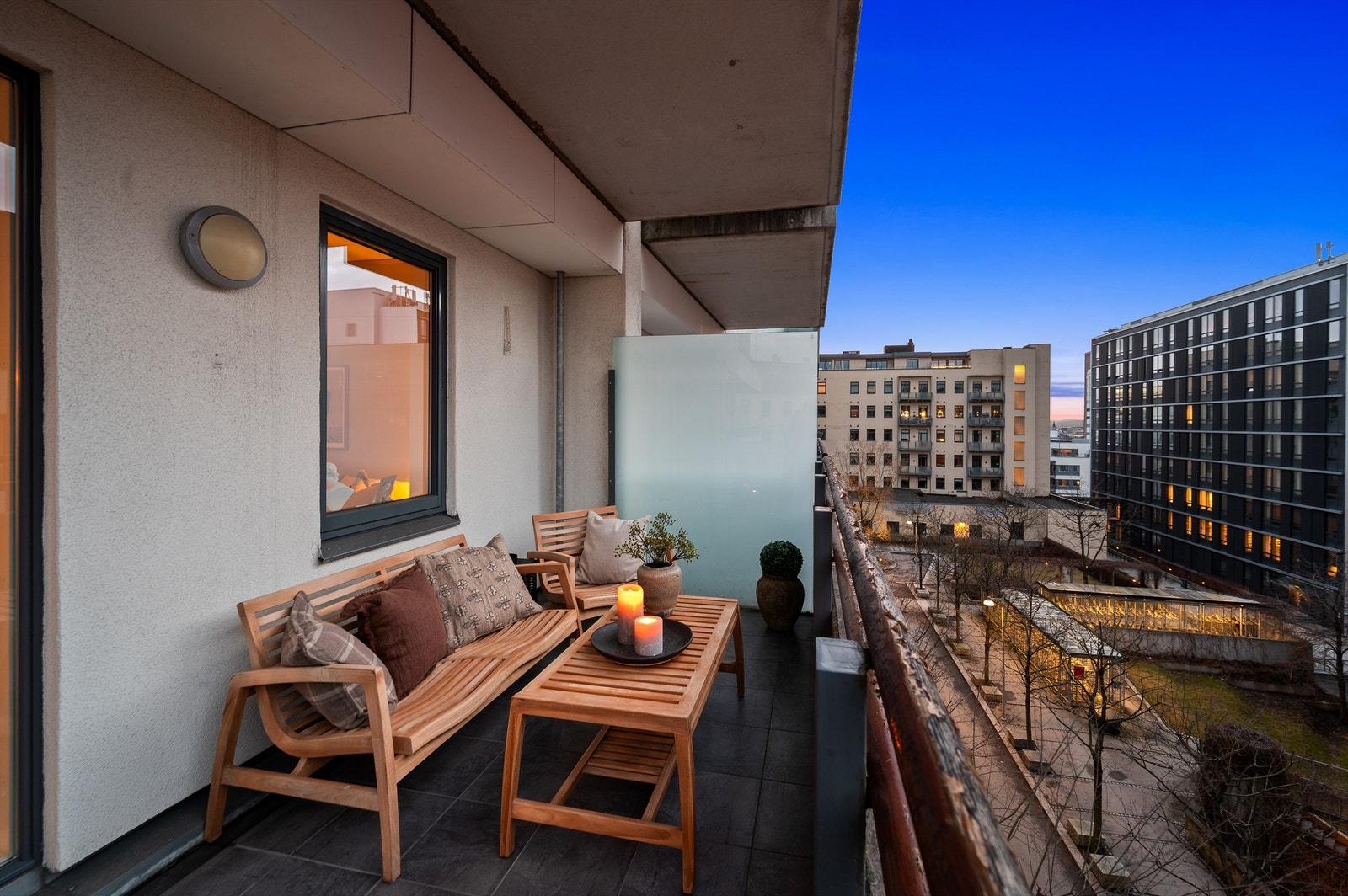 Balkongen kan enkelt innredes med en romslig sittegruppe. Galleribilde