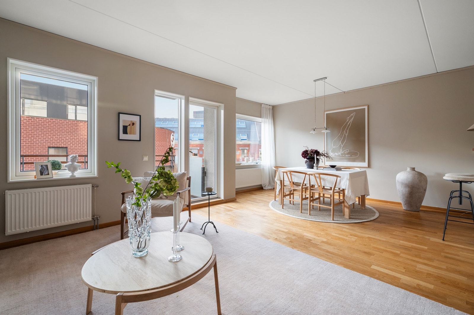 Det er også god plass til spisebord der venner og familie kan inviteres på middager. Galleribilde