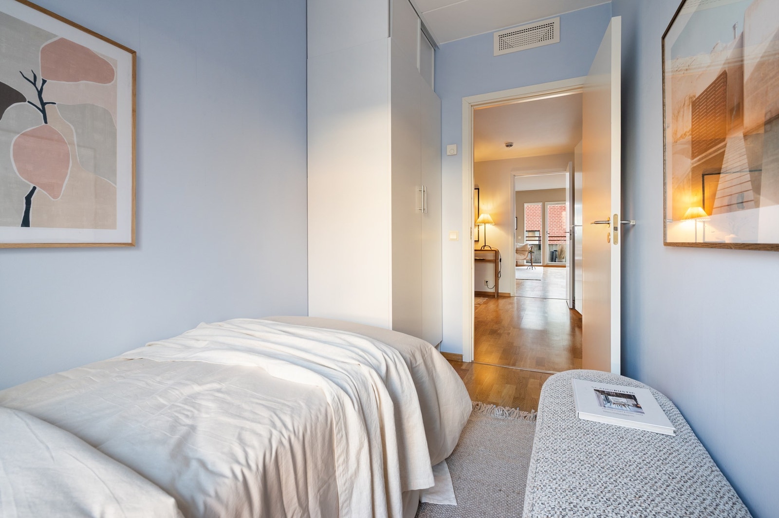 Også her er det et romslig garderobeskap for oppbevaring av klær. Galleribilde