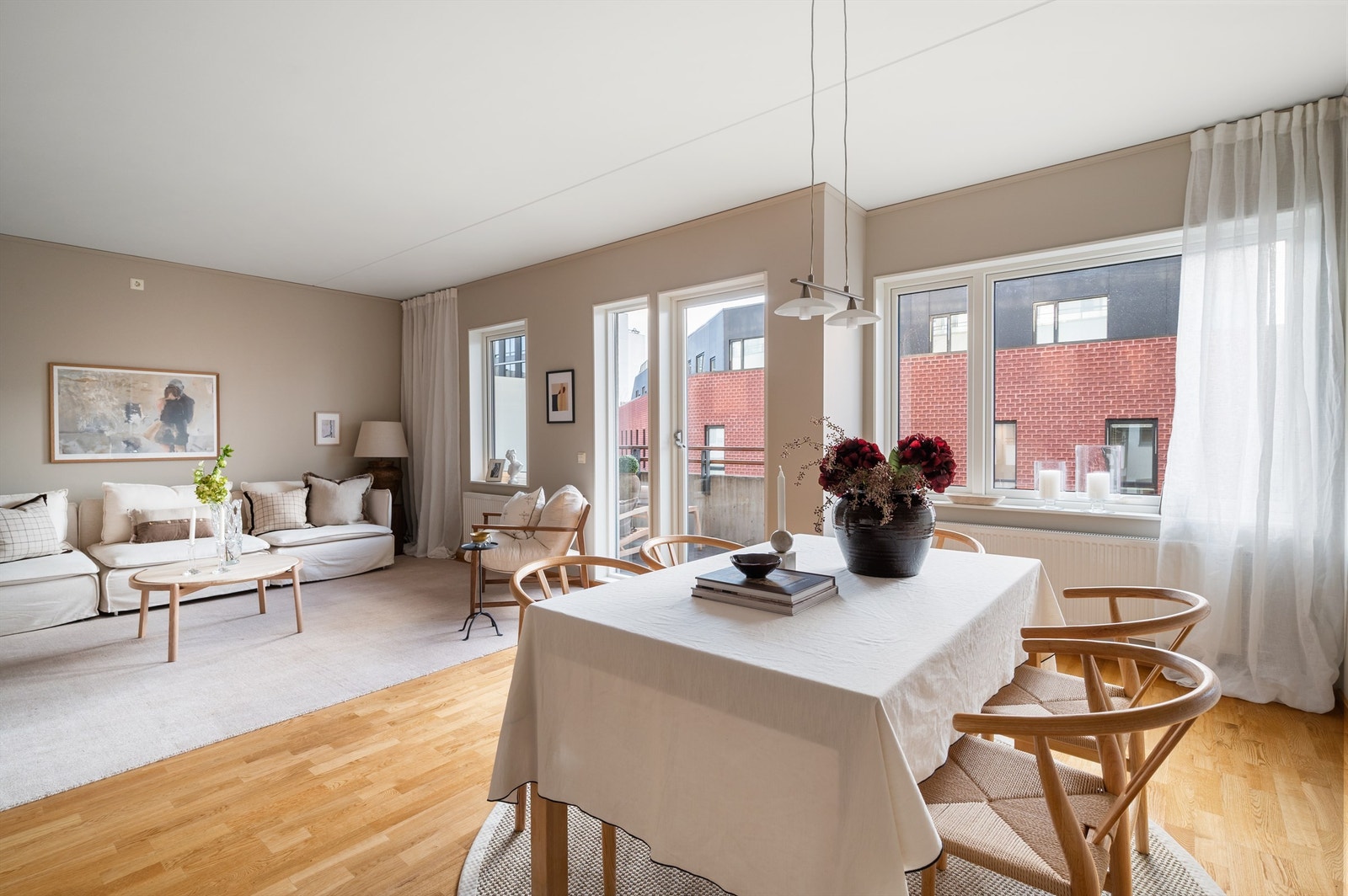 Her får du et svært sosialt rom, perfekt for sosiale sammenkomster. Galleribilde