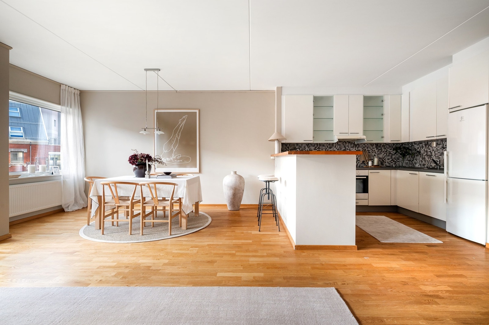 Her har du god kommunikasjon med gjestene mens middagen lages. Galleribilde