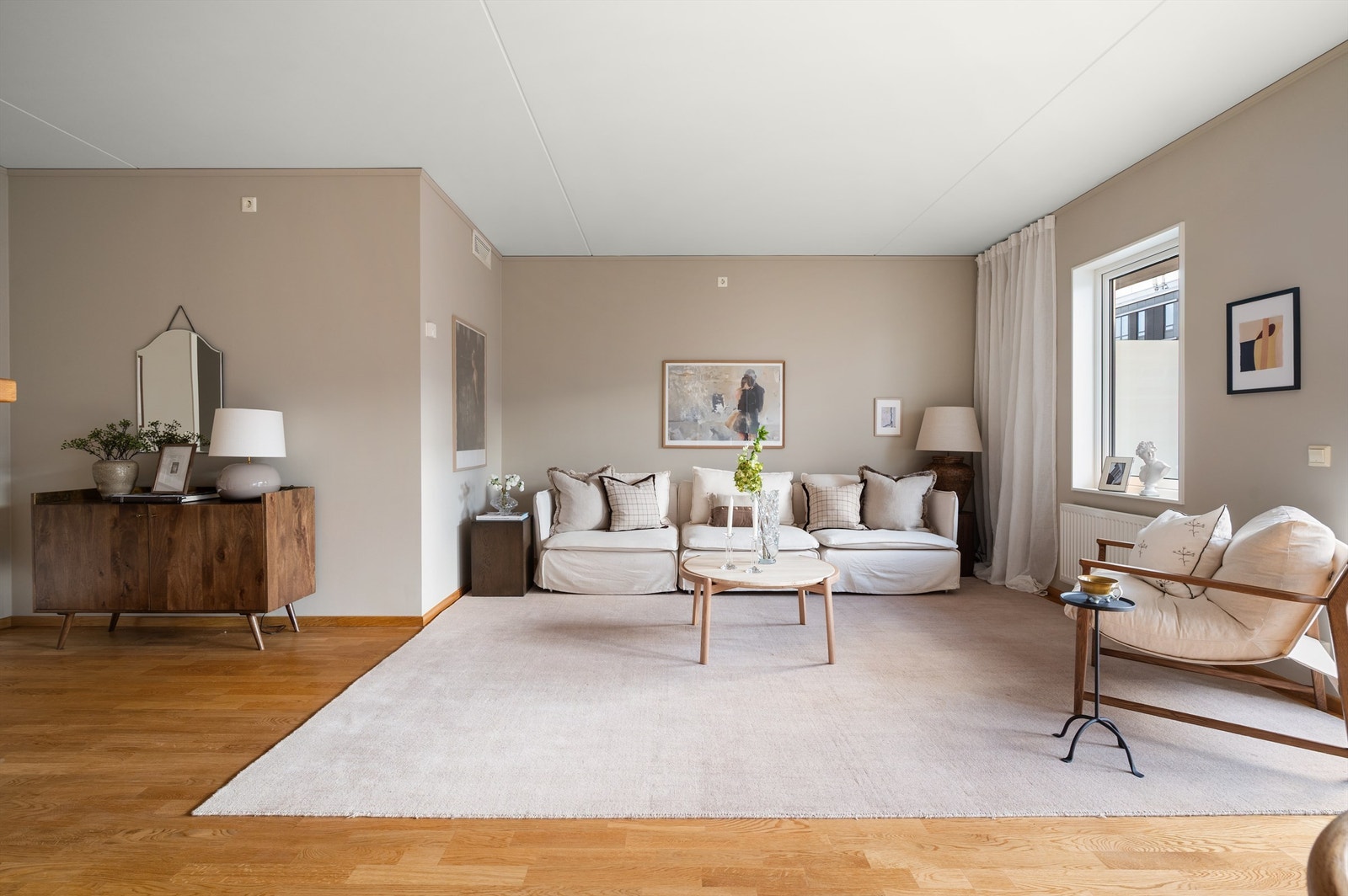 Stuen har god plass til sofagruppe med tilhørende salongbord. Her kan du enkelt etablere soverom 3 om ønskelig. Galleribilde