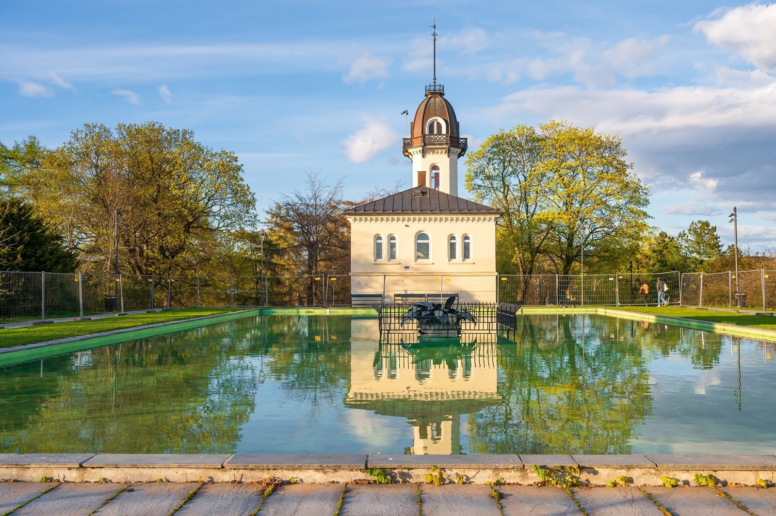 Den historiske uteserveringen ved Festplassen er et populært samlingspunkt om sommeren. Galleribilde