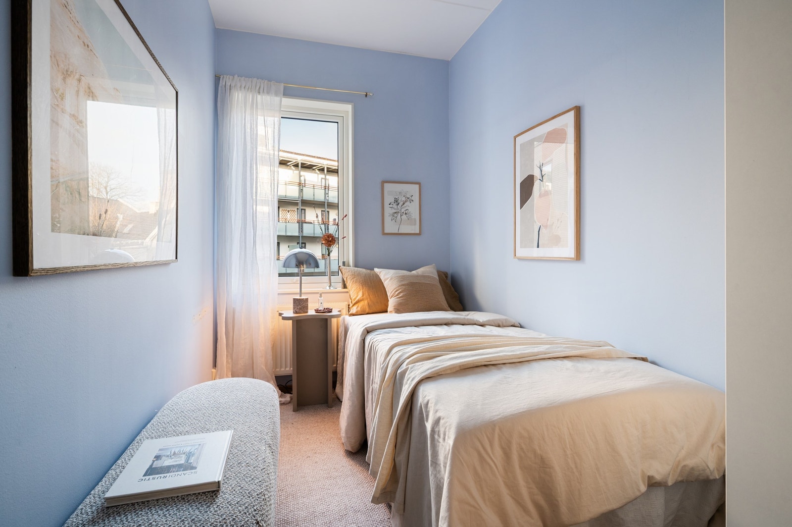 Leilighetens andre soverom er også av god størrelse og passer ypperlig som barnerom, gjesterom eller kontor. Galleribilde