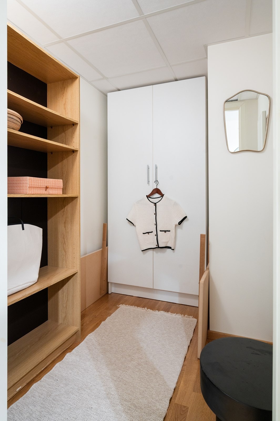 En praktisk innvendig bod gir ekstra lagringsplass i tilknytning til entréen. Galleribilde