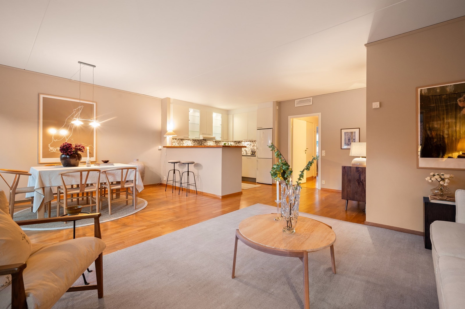 Denne gjennomgående og romslige selveierleiligheten byr på en sosial stue, to gode soverom og en vestvendt balkong. Galleribilde