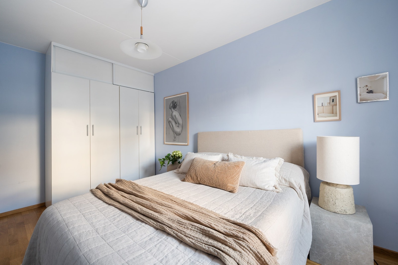 Det er rikelig med oppbevaringsplass i et romslig garderobeskap. Galleribilde