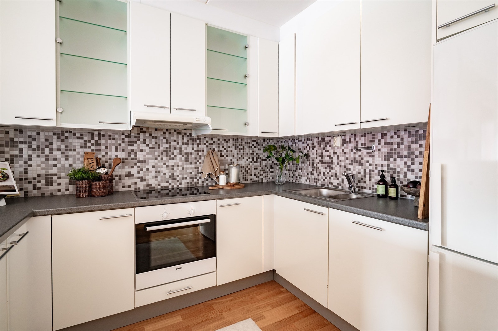 Det er rikelig med oppbevaringsplass i både skuffer og skap. Den gode benkeplassen gjør matlagingen enkel. Galleribilde