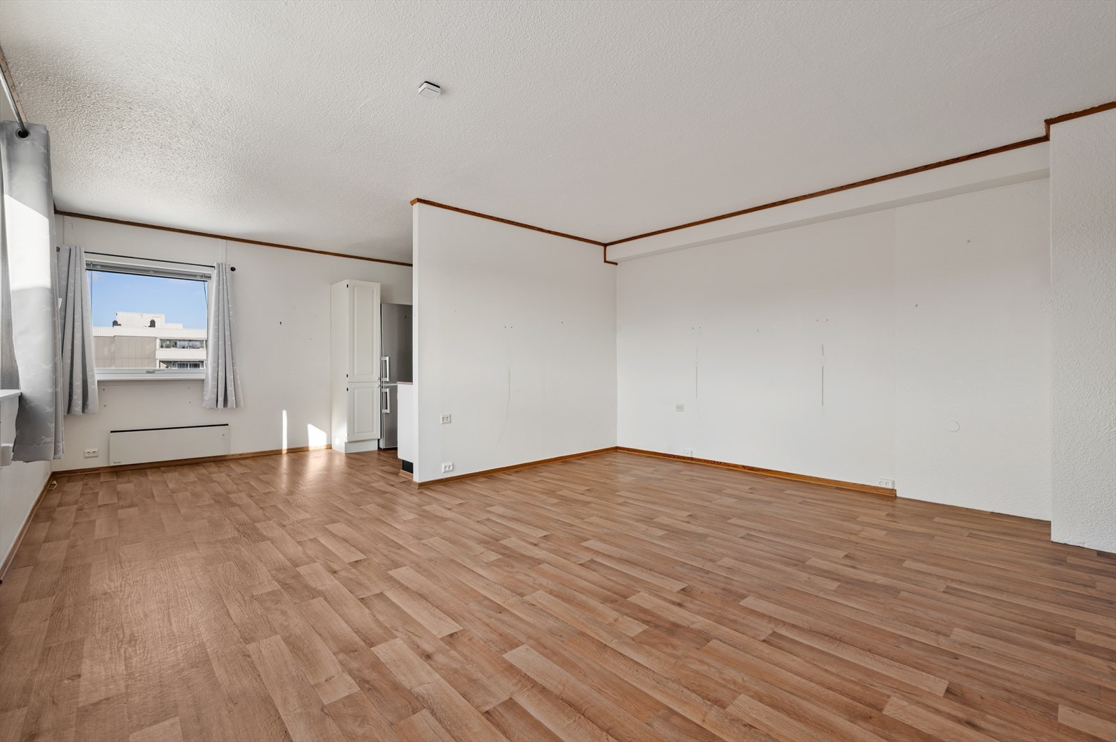 Romslig stue med utgang til balkong Galleribilde