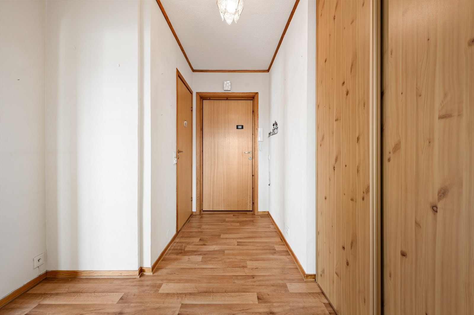 Entre med skyvedørsgarderobe Galleribilde