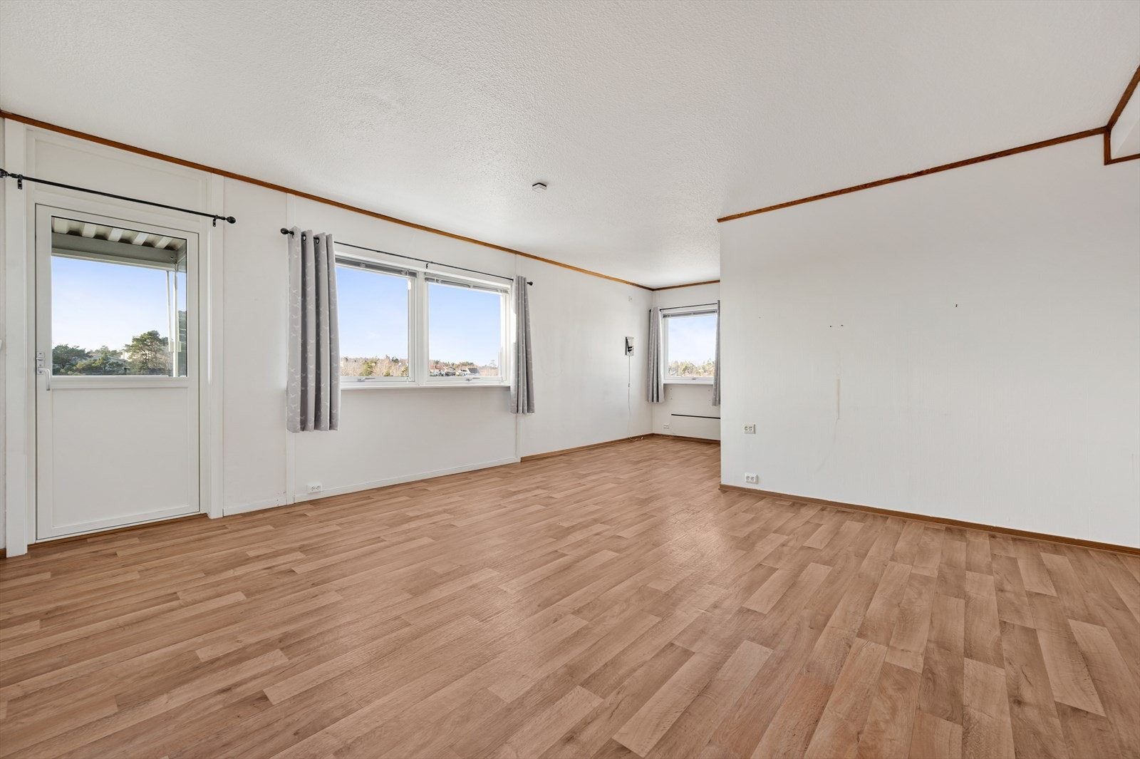 Romslig stue med utgang til balkong Galleribilde