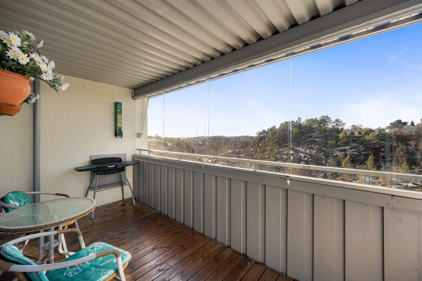 Solrik balkong med mye sol og flott utsyn Galleribilde