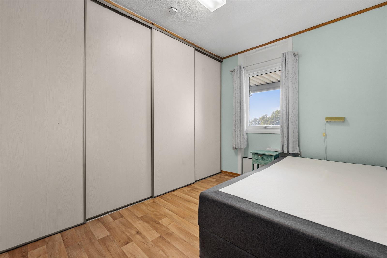 Soverom med skyvedørsgarderobe Galleribilde