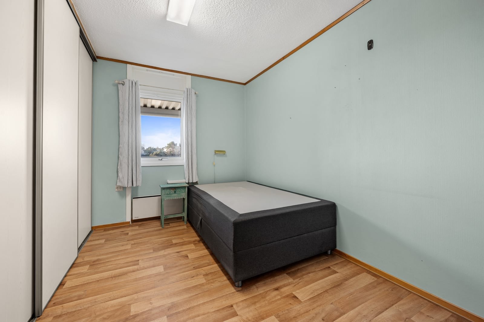 Soverom med skyvedørsgarderobe Galleribilde