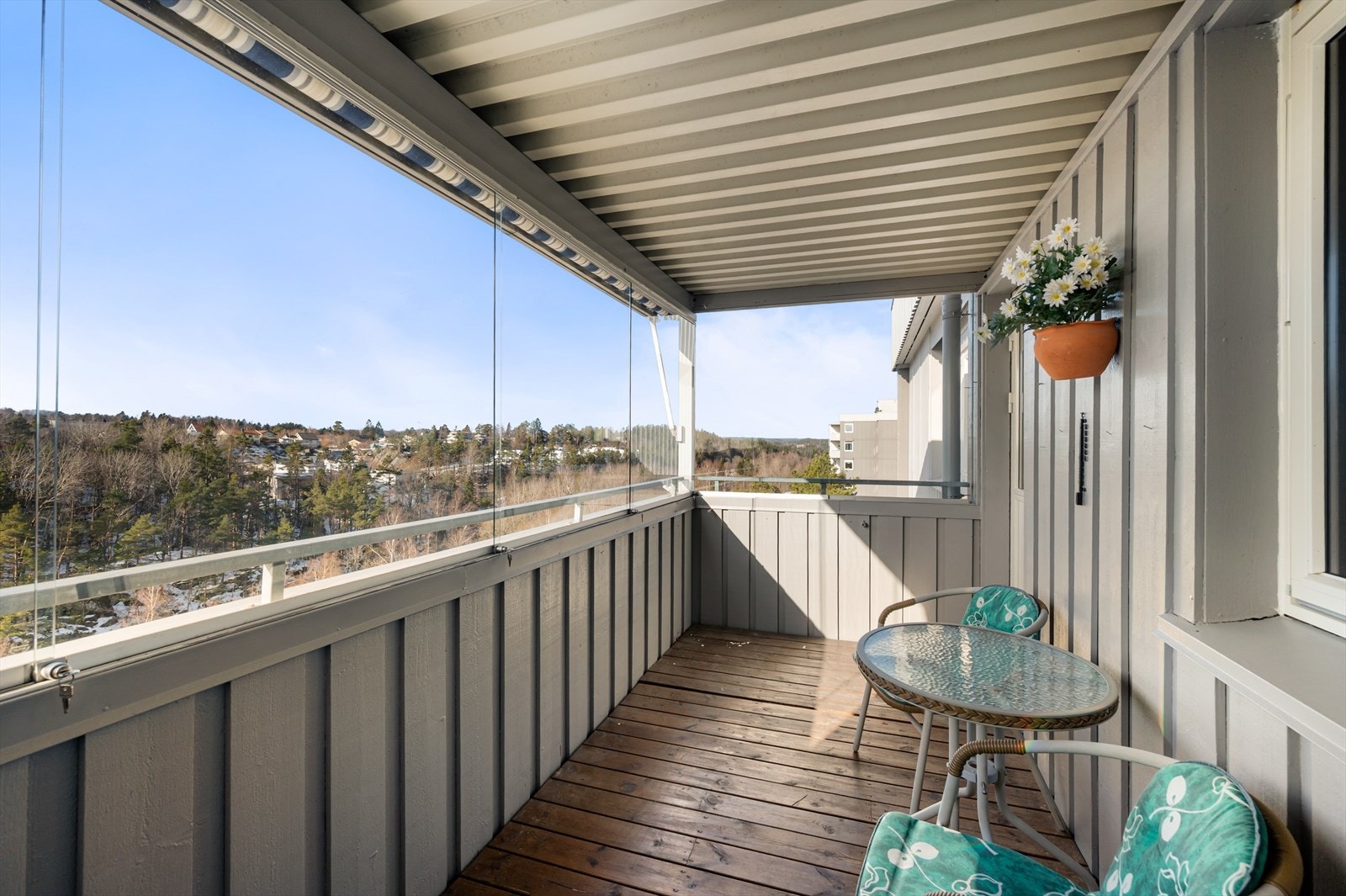 Vestvendt balkong med flott utsyn Galleribilde