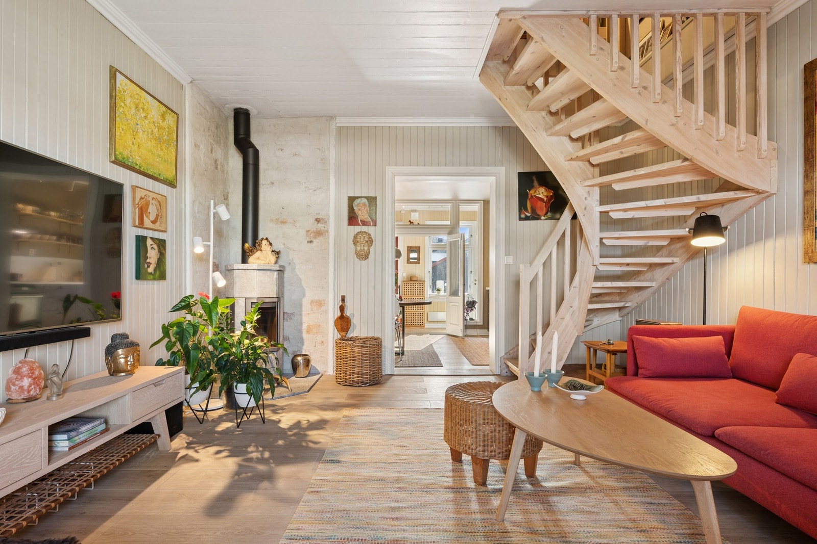 Det er installert ny varmepumpe i 2024 samt ny klebersteinsovn i 2025. Galleribilde