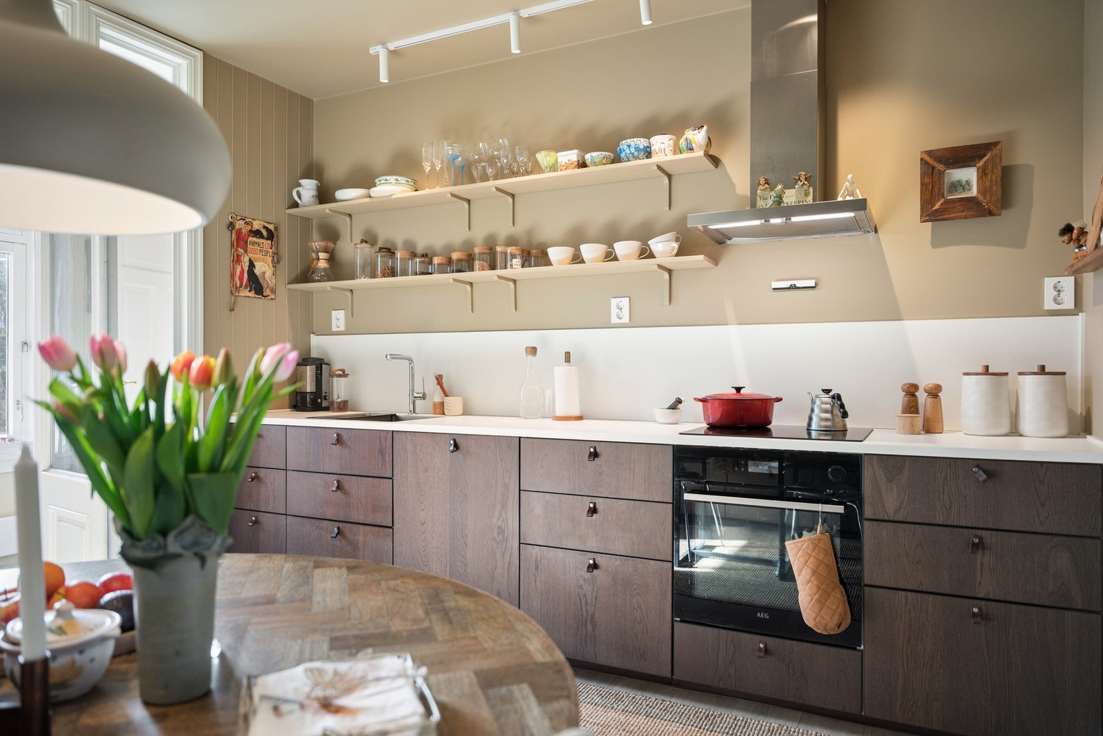 Kjøkkenet er utstyrt med integrert oppvaskmaskin, stekeovn og induksjonstopp, samt plass for frittstående kjøl/frys. Galleribilde