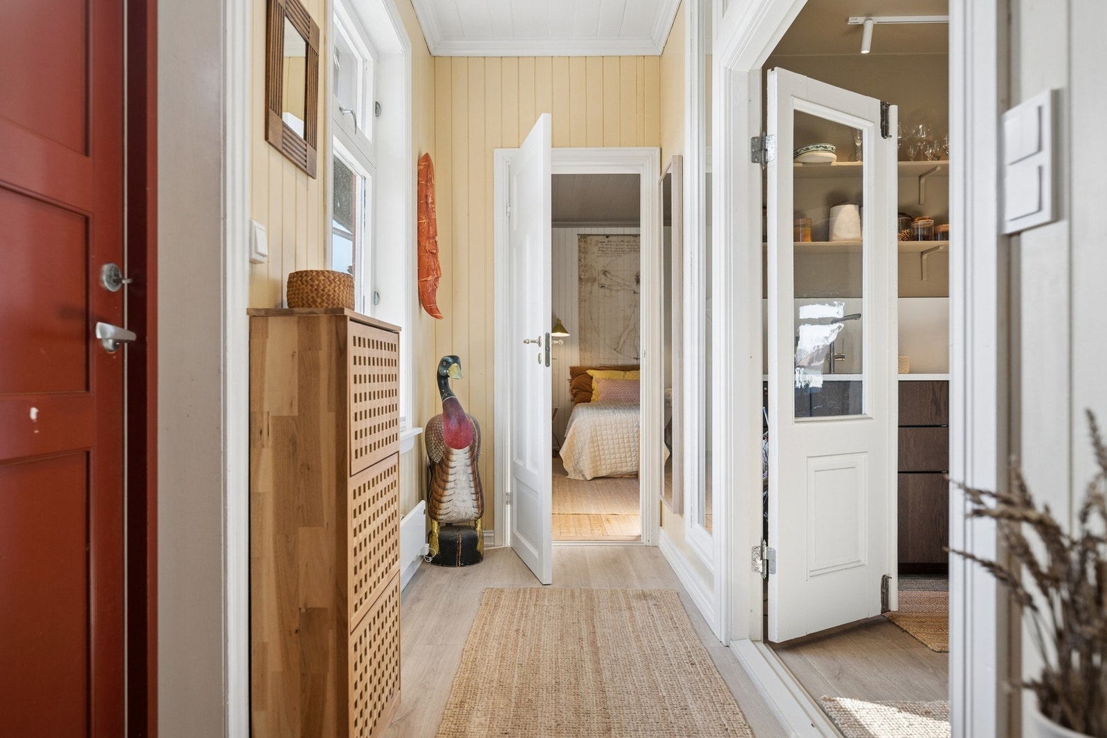 Her har du plass til å hensette sko og yttertøy. Galleribilde