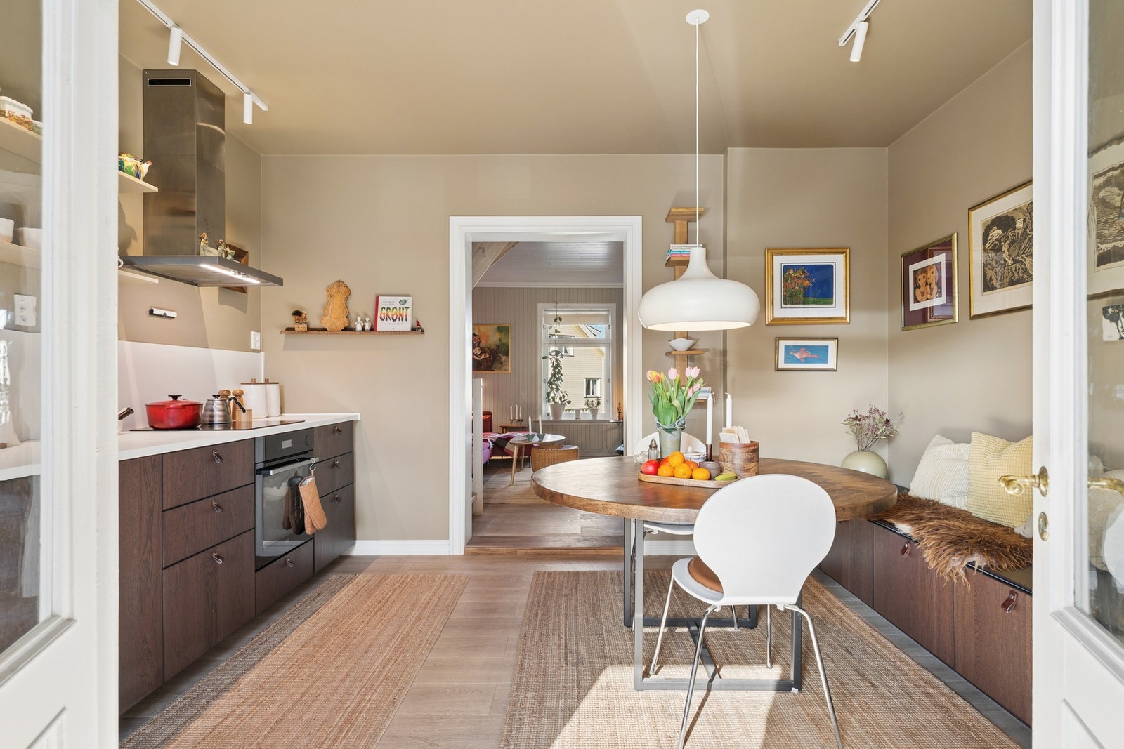 I boligen er det satt inn et nytt og moderne kjøkken fra 2023. Galleribilde