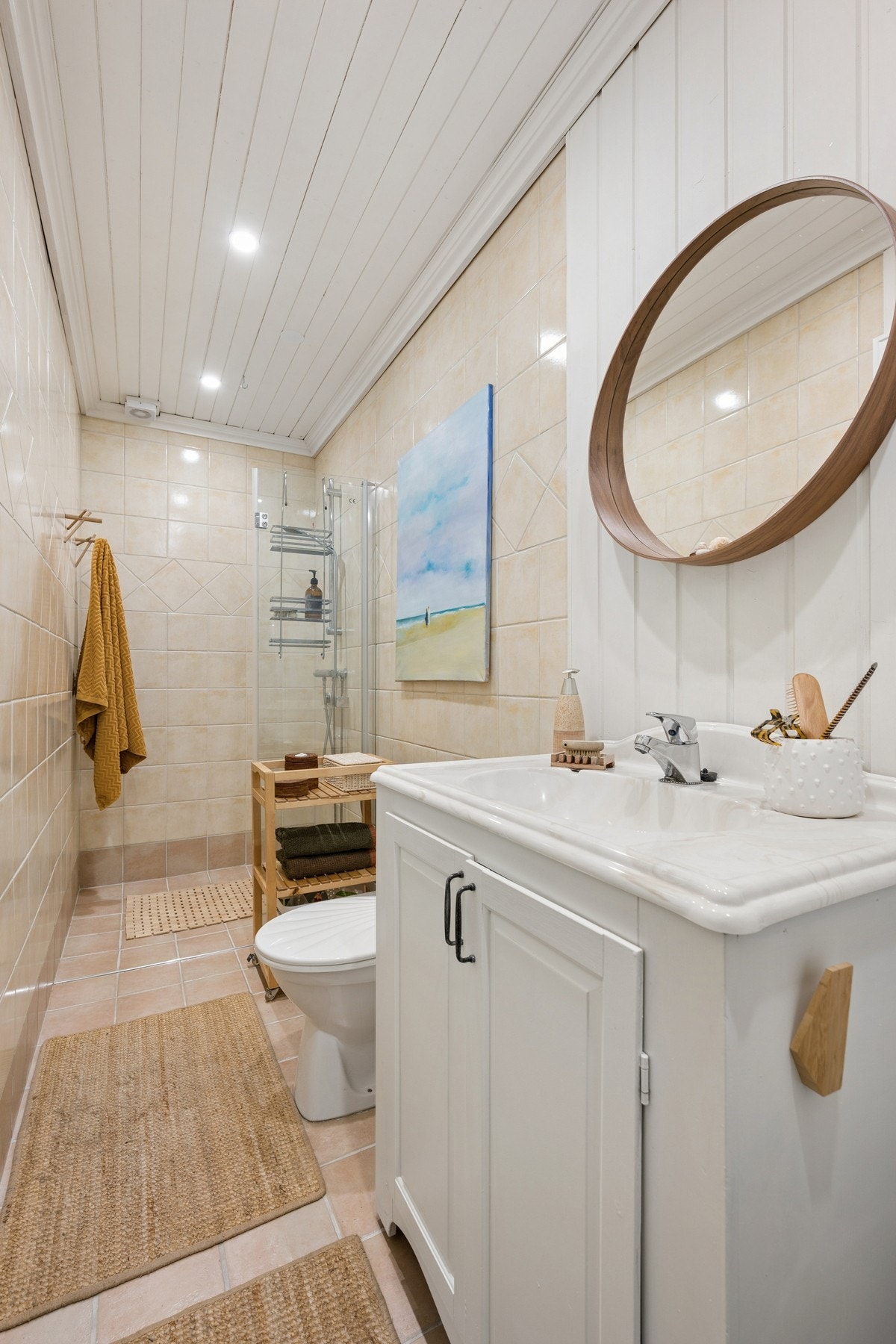 Baderommet er utstyrt med varmekabler og opplegg for vaskemaskin. Det er installert ny dusjdør og blandebatteri i 2023. Galleribilde