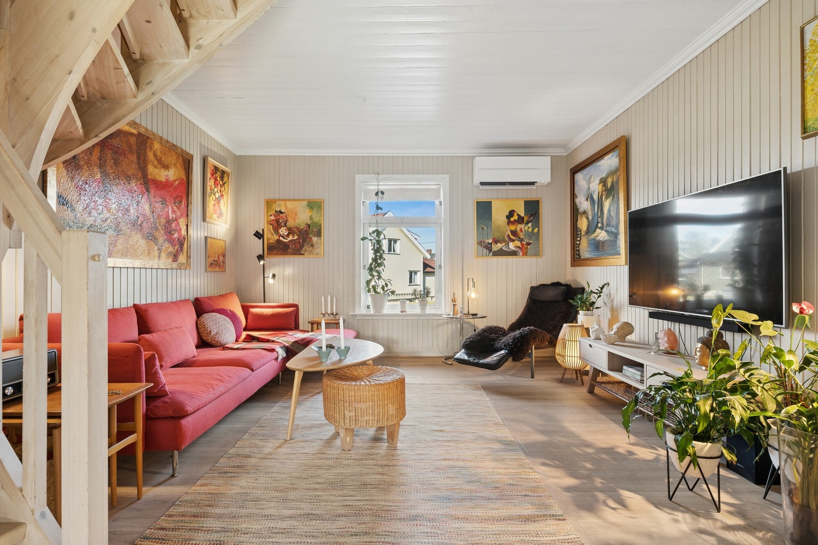 Stuen er lys og trivelig med god plass til sofagruppe, TV-benk og øvrig ønsket møblement. Galleribilde