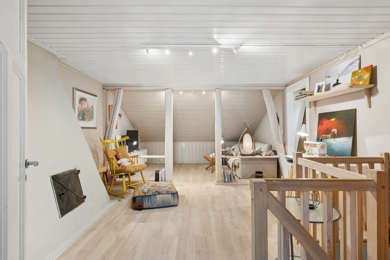 I loftetasjen er det innredet til en koselig loftstue. Galleribilde