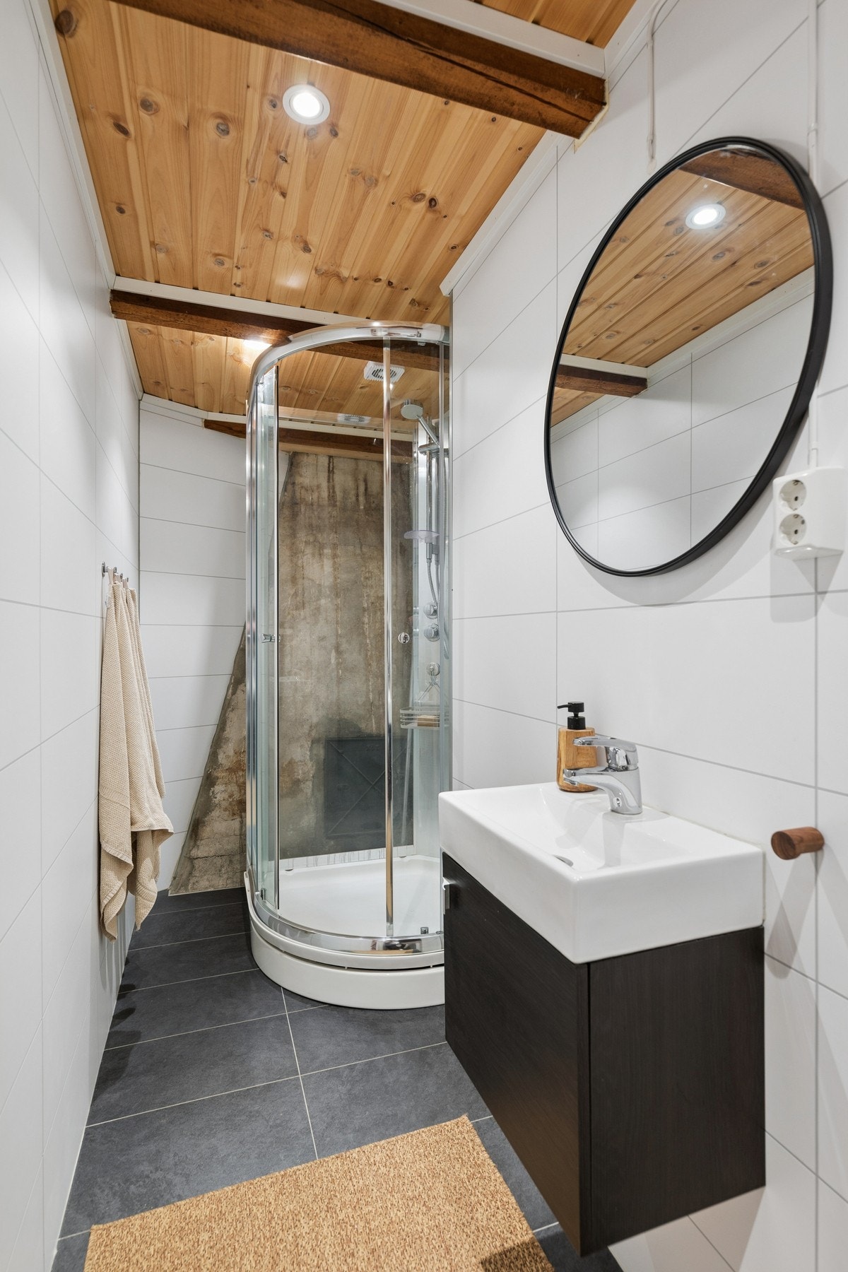 Rommet er også utstyrt med elektrisk styrt vifte i tak samt luftespalte under dørblad for ventilasjon. Galleribilde