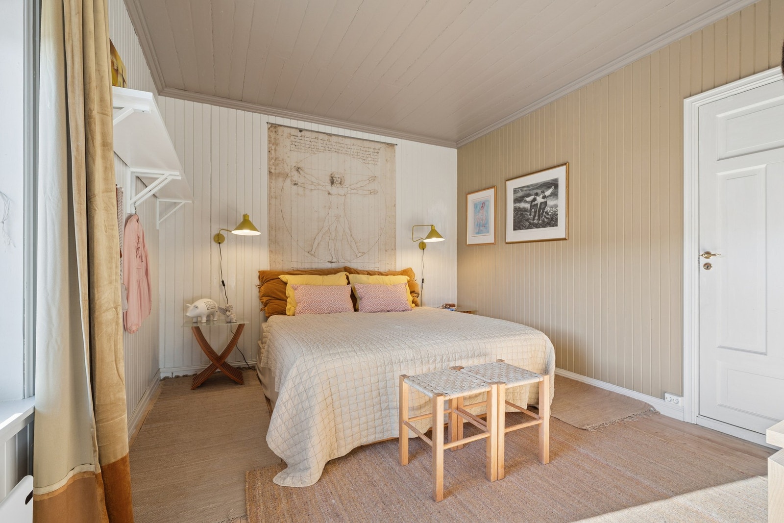 Soverommet i 1. etasje er lyst og romslig, med en takhøyde på ca. 2,60 meter og direkte adkomst til baderommet. Galleribilde