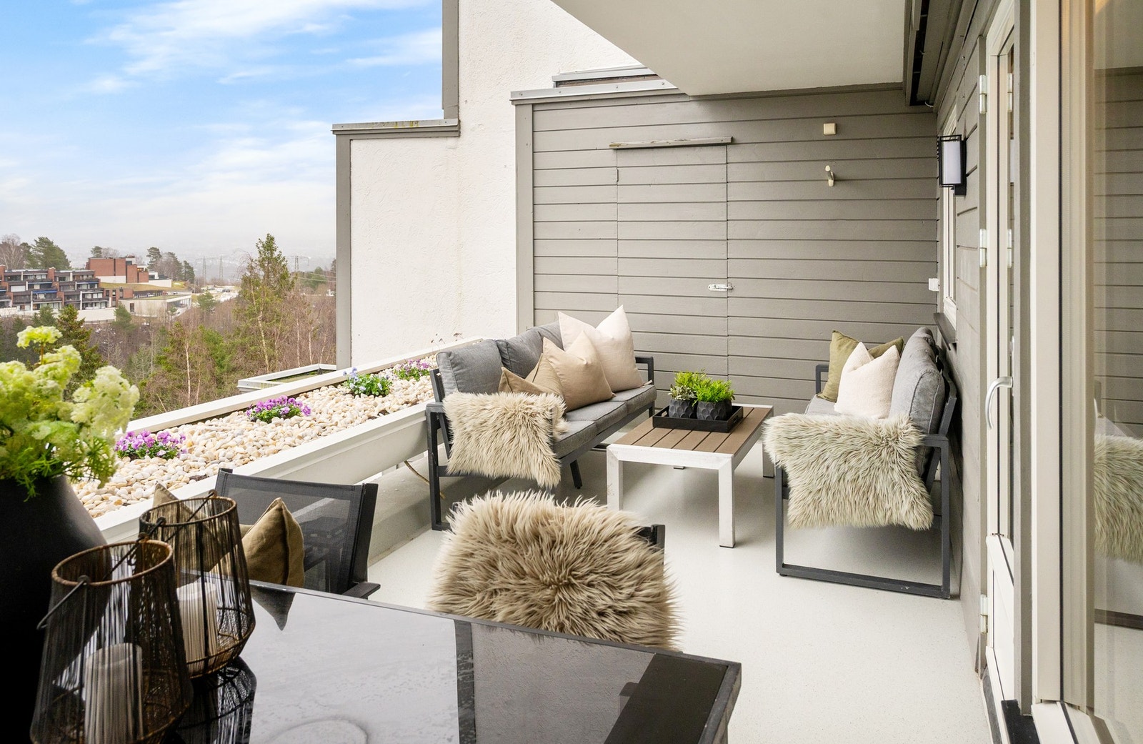Det er god plass på terrassen til lounge- og terrassemøblement. Tilgang til bod. Galleribilde