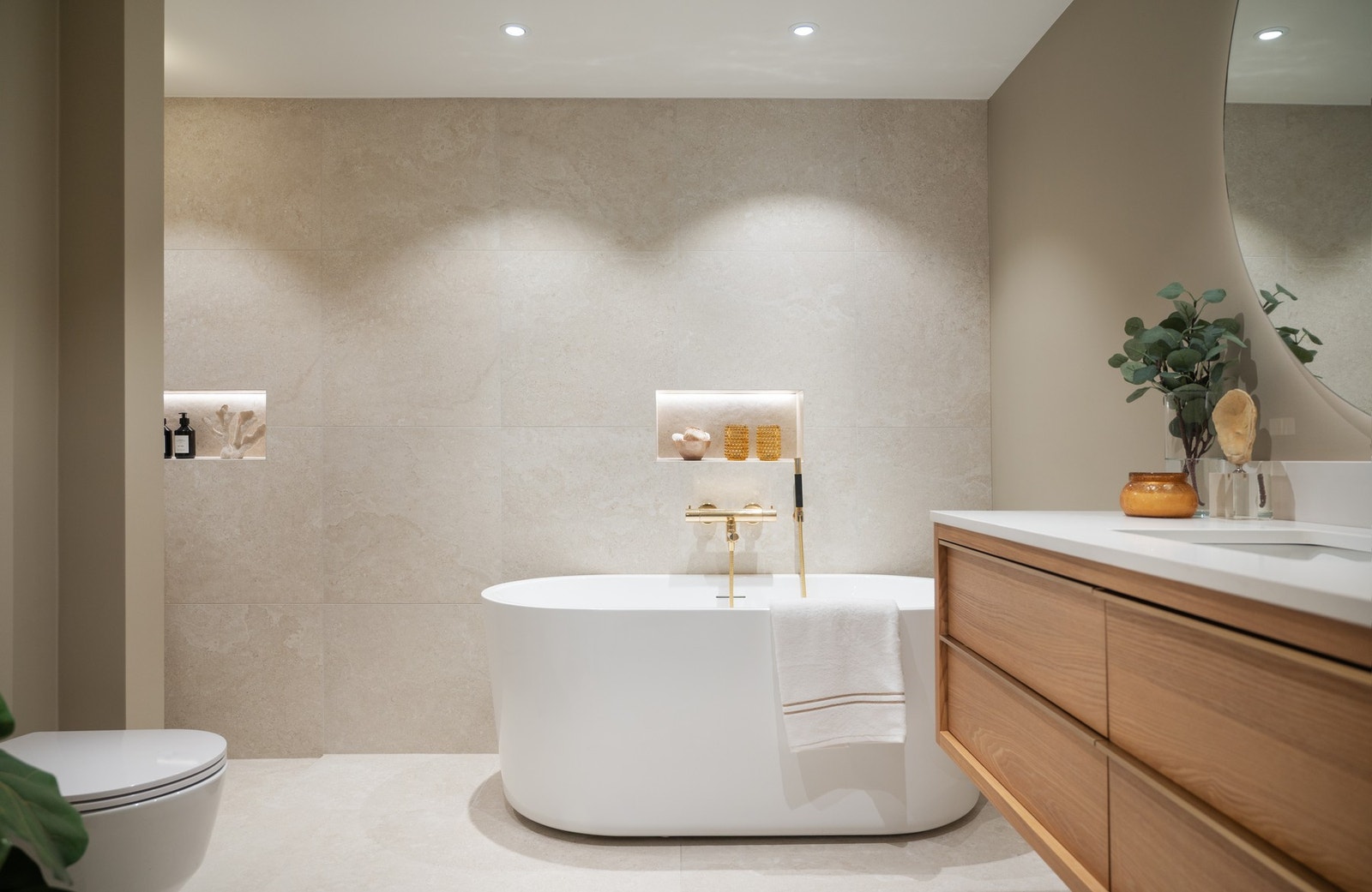 Delikat hovedbad i tilknytning til masterbedroom. Badekar med hånddusj Galleribilde