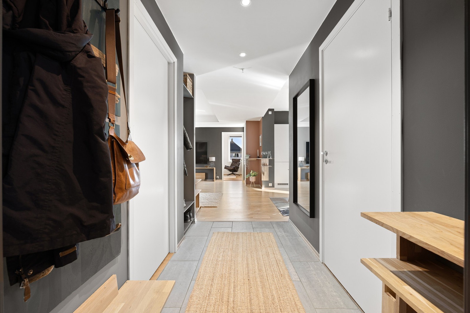 Innbydende entré på 4,5 kvm med plass til klesoppheng. Galleribilde