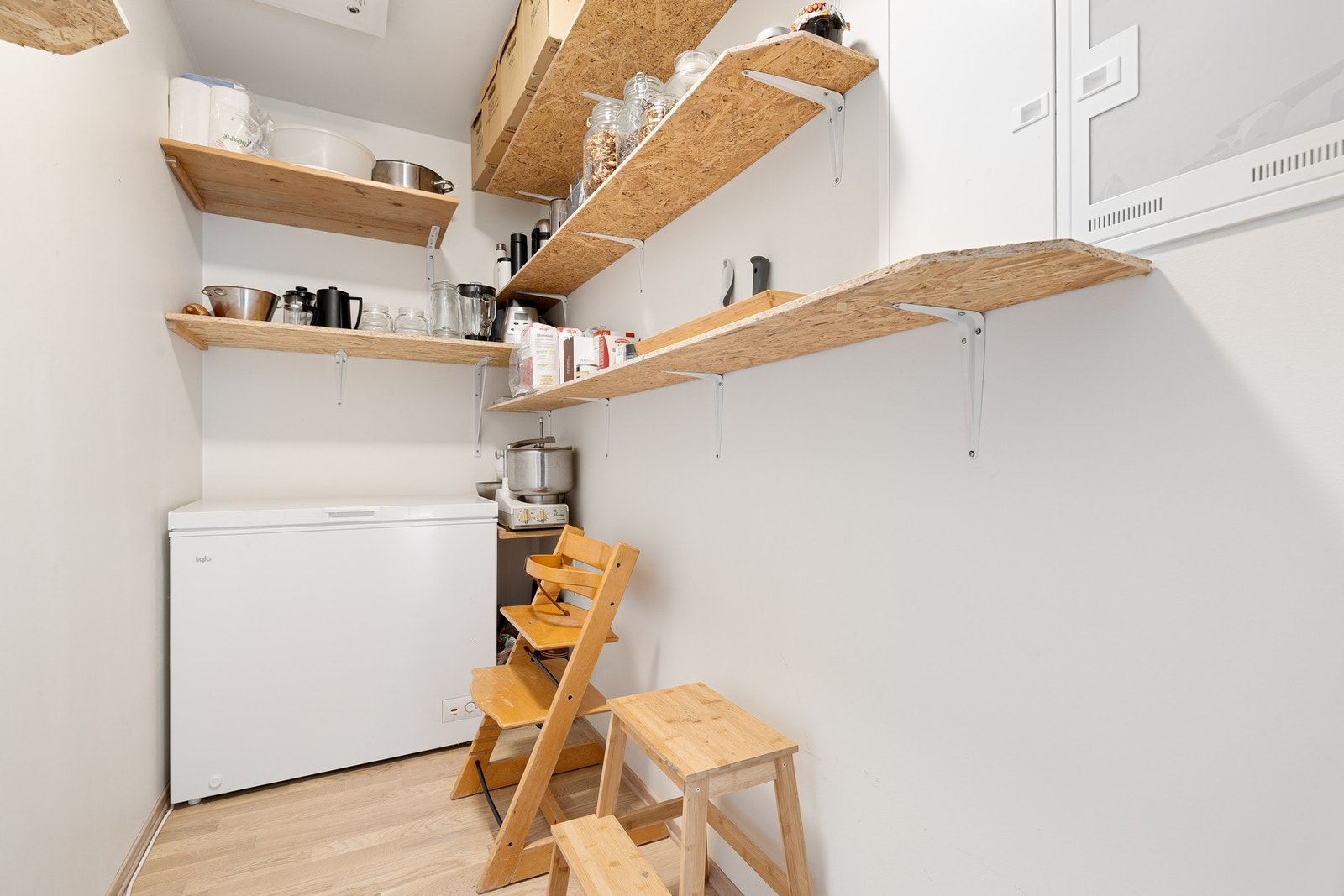 Praktisk bod med plass til en ekstra fryser eller et kjøleskap. Galleribilde