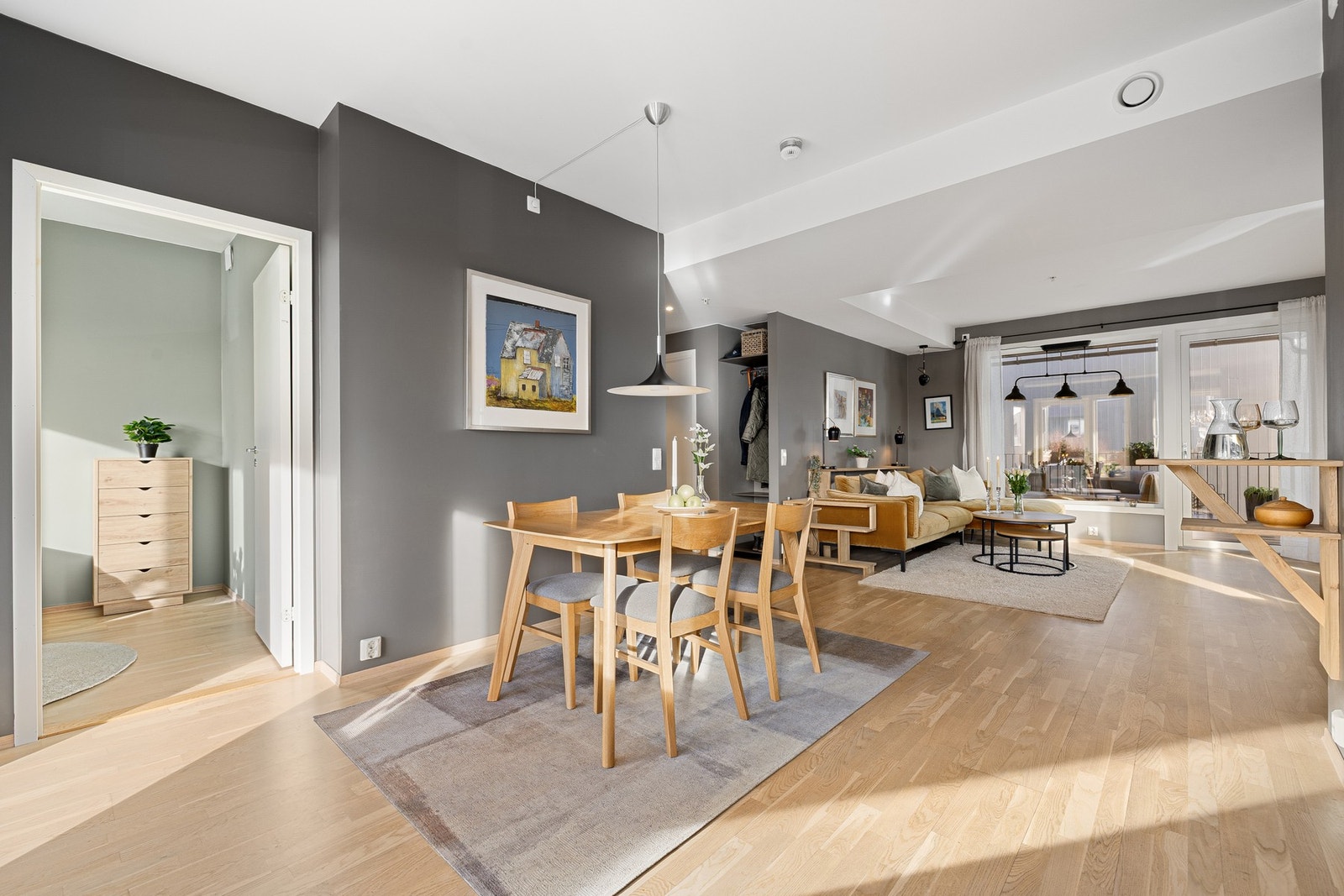 Mellom stuen og kjøkkenet er det god plass til spisebord. Galleribilde