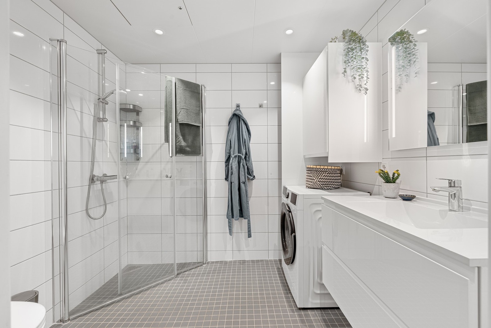 Lekkert flislagt bad på 4,5 kvm. Galleribilde