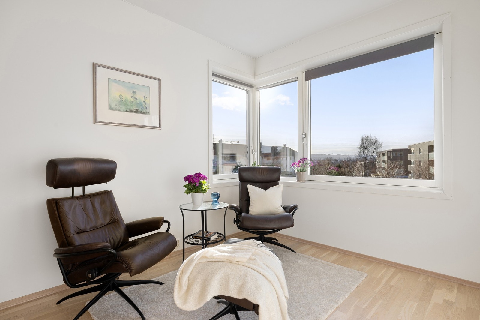 Her er det store vinduer som gir godt med naturlig lysinnslipp. Galleribilde