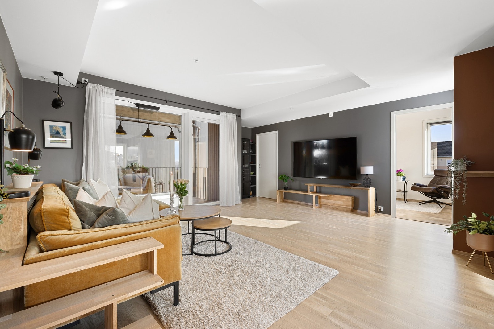 På stuen er det parkett på gulv, malte slette veggflater og malt slett himling. Galleribilde