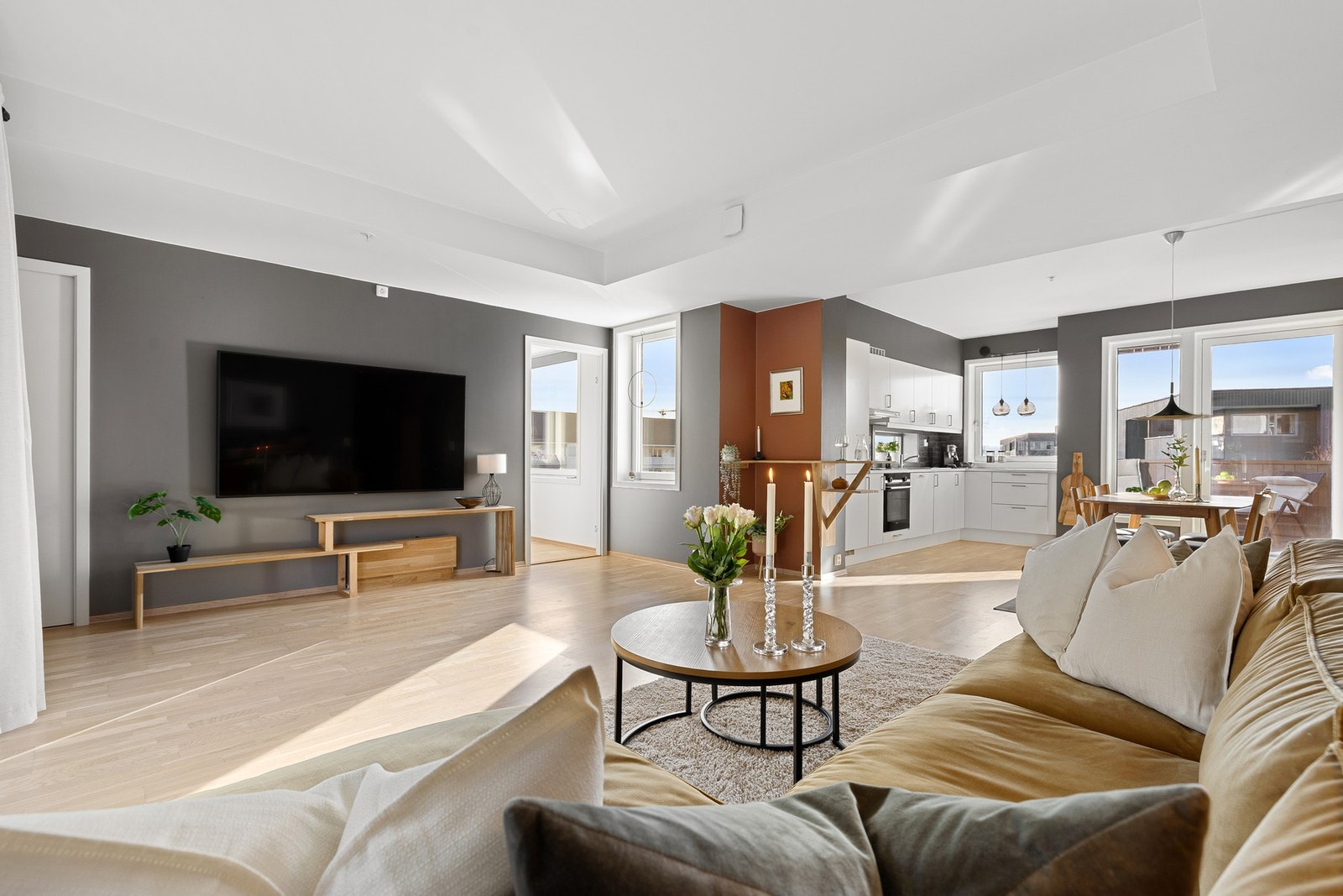 Leiligheten har store vindusflater som gir rikelig med naturlig lysinnslipp. Galleribilde