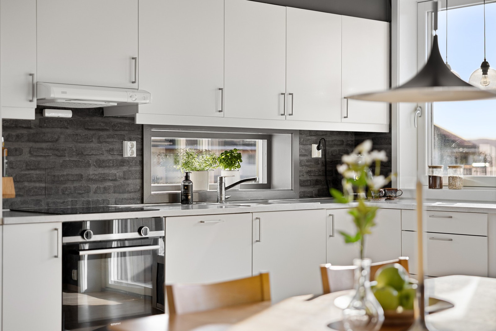 Integrerte hvitevarer består av platetopp, stekeovn, oppvaskmaskin og kjøle-/fryseskap. Galleribilde