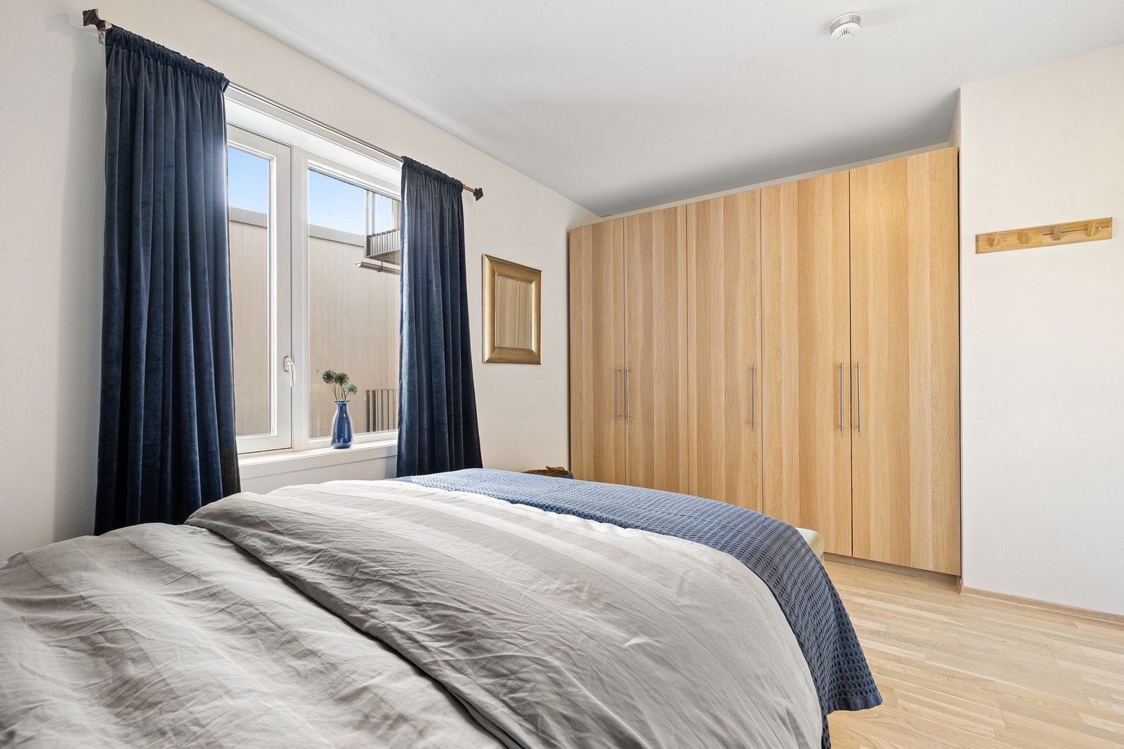 Her er det god plass til dobbeltseng og oppbevaring i garderobeskap. Galleribilde