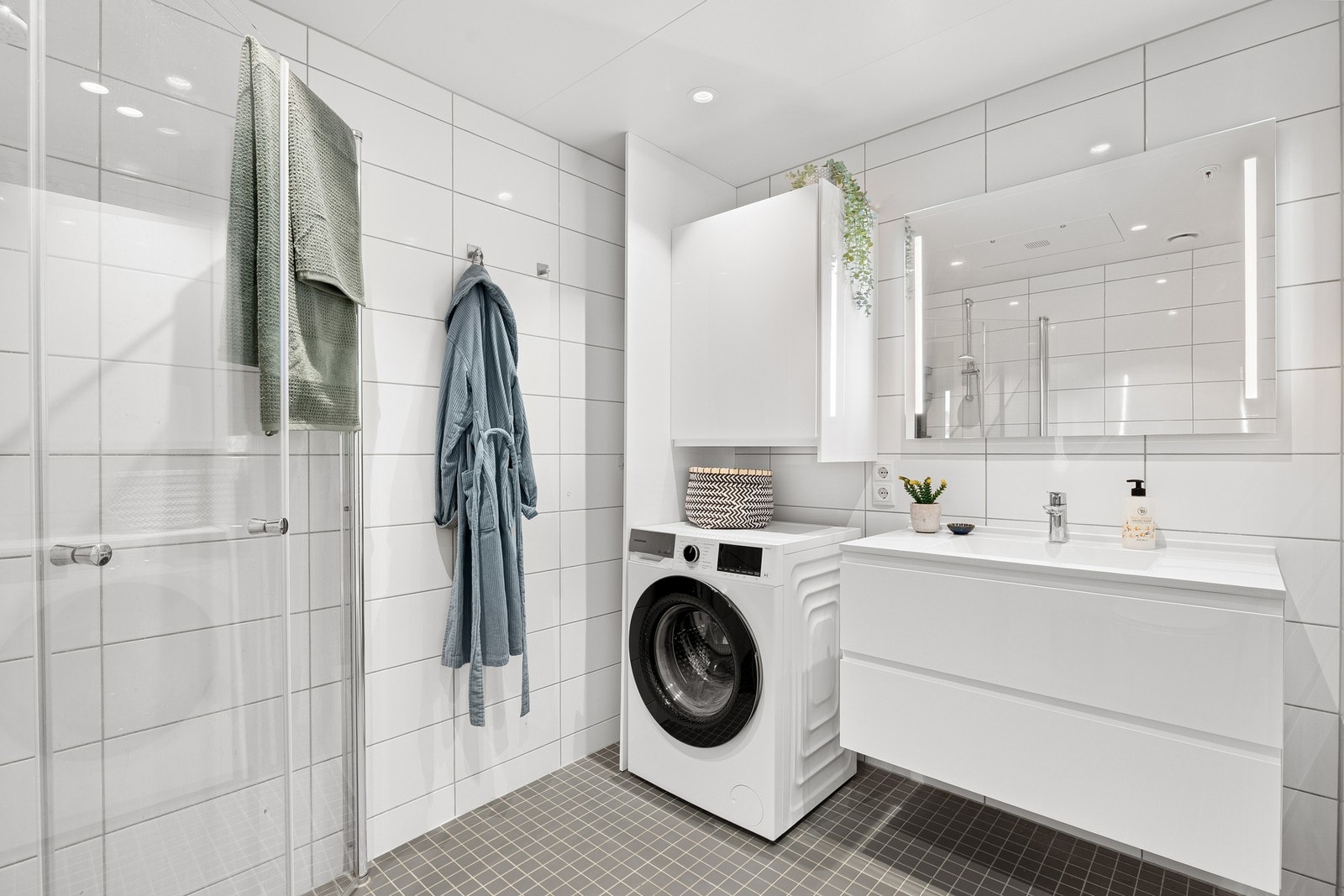 Badet har elektrisk gulvvarme og opplegg for vaskemaskin. Badet har fått tilstandsgrad 1 av takstmann. Galleribilde