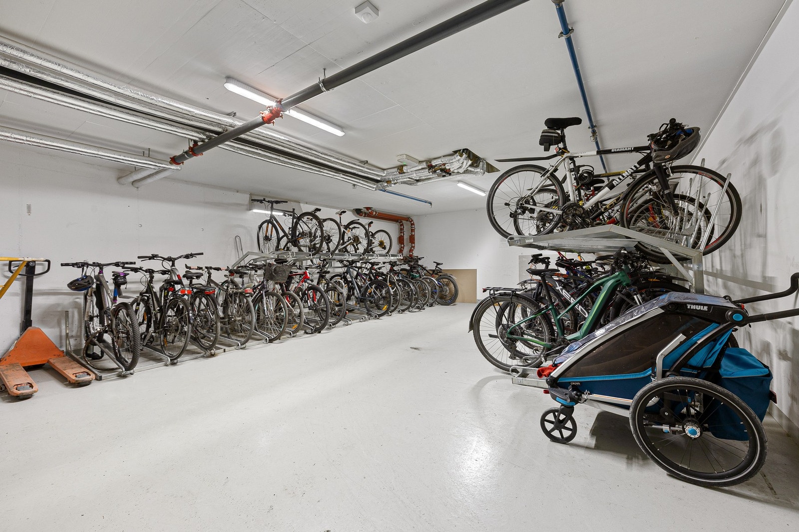 Leiligheten har en felles sykkelparkering. Galleribilde