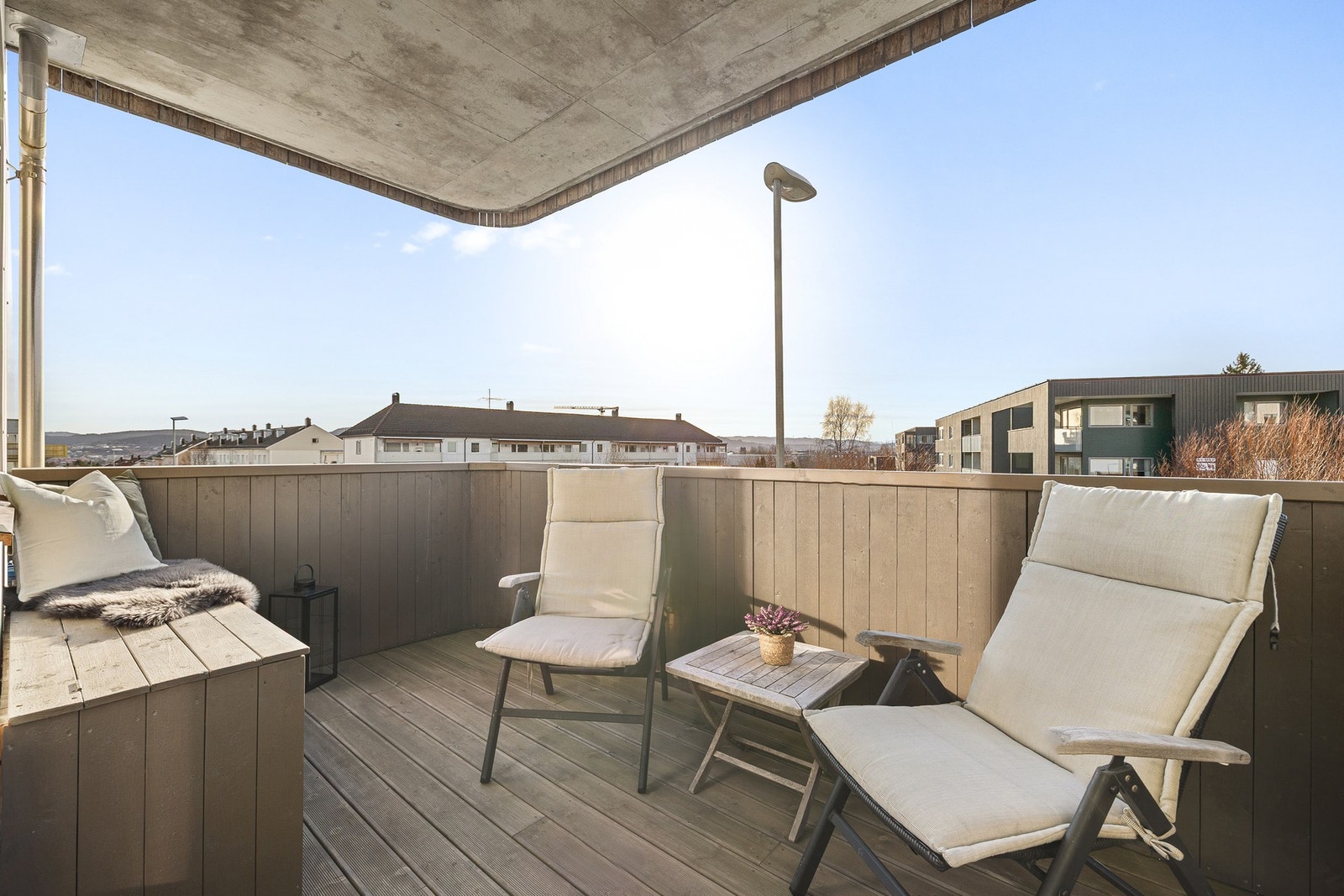 Her er det god plass til sittegruppe i solsteiken. Galleribilde