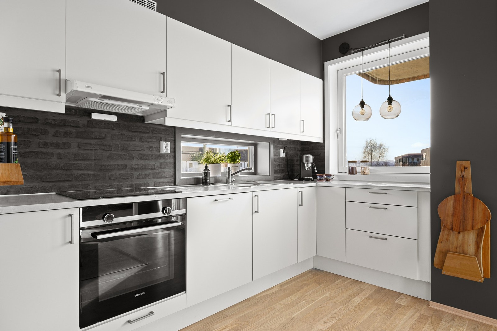 Kjøkkenet er fra 2019 og er innredet med plane fronter og benkeplate er av laminat. Galleribilde