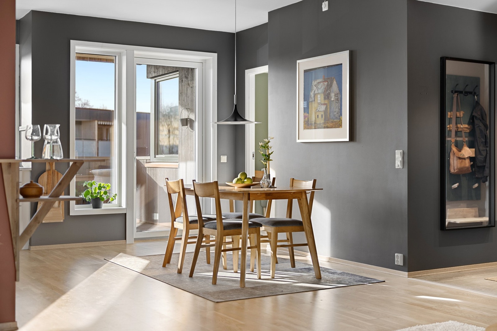 Fra kjøkkenet er det direkte utgang til en sørvendt balkong. Galleribilde