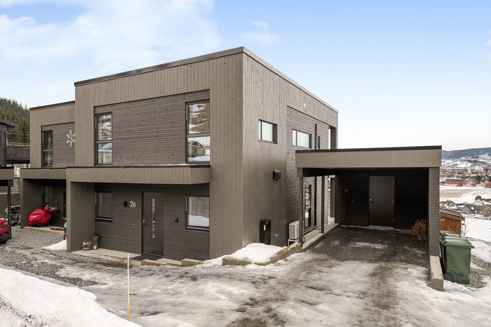 Praktisk carport med tilhørende bod. Mulighet for å lade El-bil Galleribilde