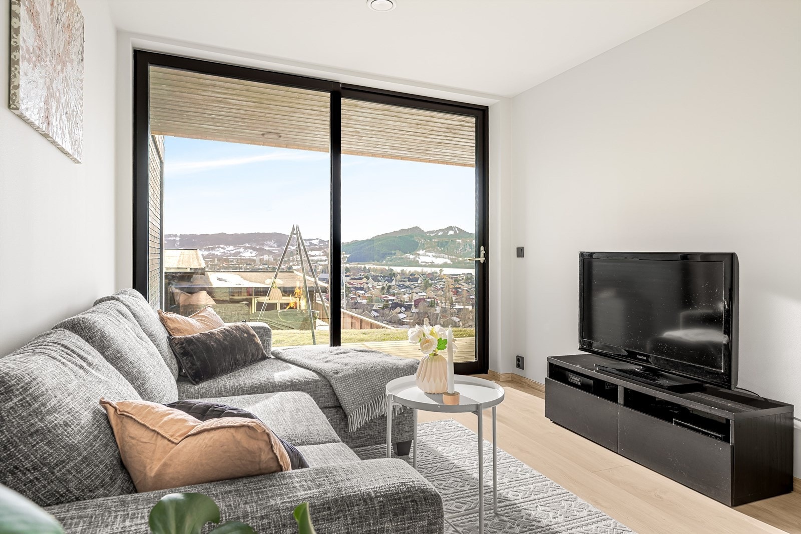 Boligfeltet ligger i en lett forhøyet beliggenhet som gir panorama-utsikt over Fannrem Galleribilde