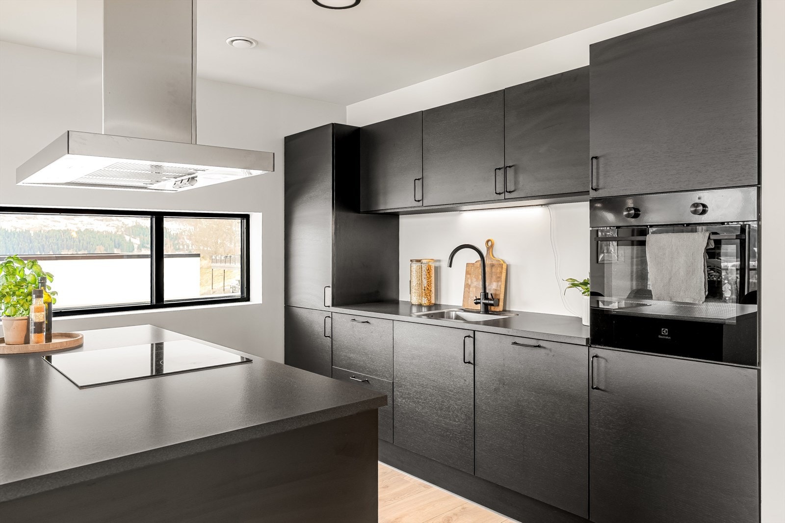 Kjøkkenet har godt med skap og benkeplass Galleribilde